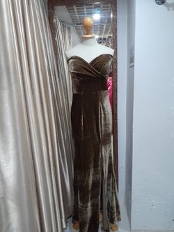 ชุดราตรียาวสีน้ำตาลกำมะหยี่ เกาะอก (M)