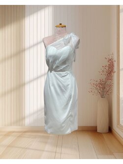 ชุดราตรีสั้นบ่าเฉียง+ผ้าผูกโบว์สีขาว S