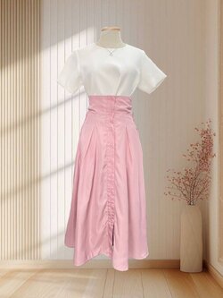 กระโปรงยาว สีชมพู แต่งกระดุมด้านหน้า พร้อมผ้าผูกโบว์ด้านหลัง ไซส์ S