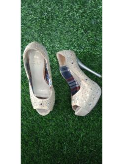 รองเท้าส้นสูงสีครีมทอง 35