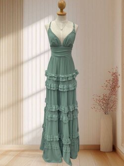 (PRE-LOVED) ราตรียาวสายเดี่ยวสีเขียวมัทฉะ แต่งกระโปรงระบายชั้นๆ คิกขุอาโนเนะ แต่ก็ติดเซ็กซี่ ไซส์ M