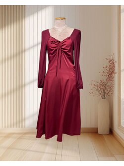 (PRE-LOVED) เดรสยาวสีแดง แขนยาวผ้าชีฟอง ผูกโบว์หน้าอก ไซส์ M