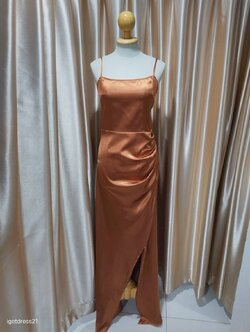 (PRE-LOVED) ชุดราตรียาวสีส้มสายเดี่ยวจับจีบสะโพก L