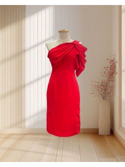 (PRE-LOVED) ราตรีสั้นสีแดงสด บ่าเฉียงแขนทิ้งตัวผ้าชีฟอง ไซส์ S