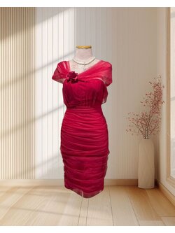 (NEW) ราตรีสั้นสีแดง เกาะอก ปาดไหล่ผ้าคลุมมุ้ง แต่งอกดอกไม้ ไซส์ S