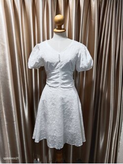 ชุดเดรสสีขาวมีแขน S