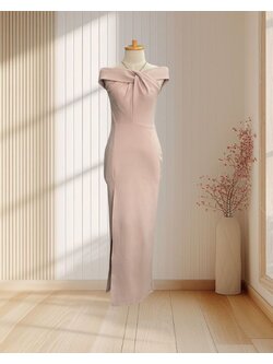 (PRE-LOVED) ราตรียาวสีครีม ปาดไหล่ สายไขว้หน้า ผ้ารัดรูป ไซส์ M