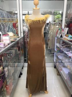 ราตรียาวสีทองปาดไหล่กำมะหยี่ขนนกทอง (M)