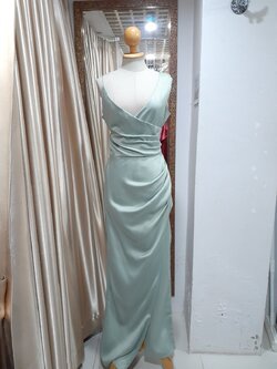 (PRE-LOVED) ชุดราตรียาวสีเขียวแขนกุดและสายเดี่ยว (S)