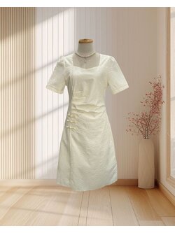 เดรสสั้นสีครีม กี่เภ้า พิมพ์ลายนูนดอกไม้ แต่งกระดุมเอว ไซส์ M