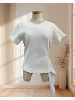 เสื้อสีขาว แขนสั้น แต่งกระดุมตรงเอว เรียบหรู ดุแพง ฟีลนักธุรกิจสาว ไซส์ S