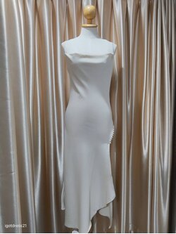 (PRE-LOVED) ชุดราตรียาวสายเดี่ยวแต่งกระดุม สีครีม S