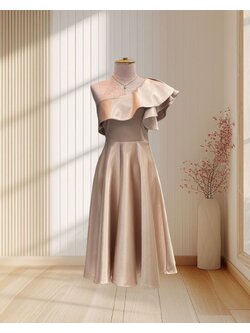 (PRE-LOVED) ราตรีสั้นสีทอง บ่าเฉียงระบายกระโปรงบาน ไซส์ L