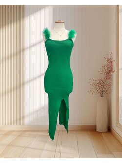 เดรสยาว สีเขียว ผ้ายืดรัดรูป แต่งสายเดี่ยวขนปุย ไซส์ S