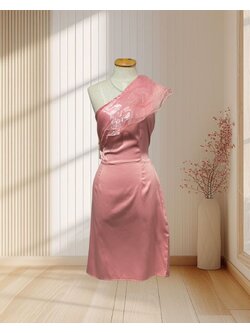 ราตรีสั้นสีชมพูบาร์บี้ บ่าเฉียงระบายผ้าแก้ว ไซส์ L