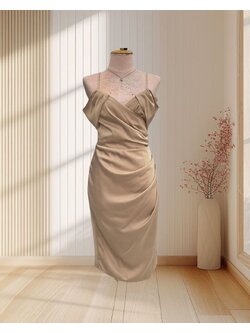 (PRE-LOVED) ราตรีสั้นสีโอวัลตินผ้าเครปซาตินสายเดี่ยวปิดแขนจับจีบสะโพก ไซส์ S