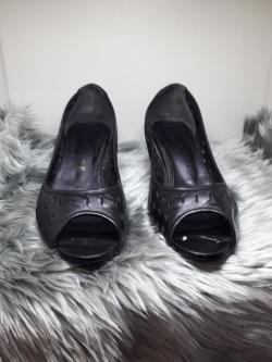 รองเท้าสีดำหัวเปิด 38.5