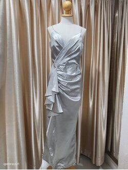 (PRE-LOVED) ชุดราตรียาวผ้าเงาแต่งระบาย สีเทา M