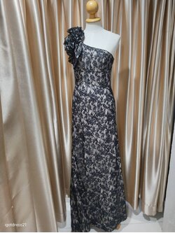 (PRE-LOVED) ชุดราตรียาวบ่าเฉียงลูกไม้ดำแต่งดอกไม้ใหญ่ที่ไหล่ S