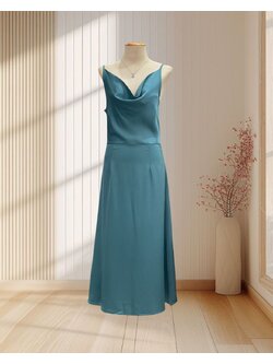 (PRE-LOVED) ราตรียาวสีฟ้า สายเดี่ยวคอถ่วง ผ้าซาตินแบบบางพริ้วๆ ไซส์ M