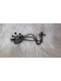 พินติดสูทรูปมงกุฏ