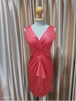 (PRE-LOVED) ชุดราตรีสั้นแขนกุดสีแดงสดแต่งระบายด้านหน้า