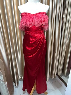 (PRE-LOVED) ราตรียาวสีแดง อกขนนก L