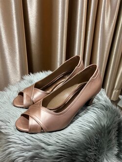 ส้นสูงสีโอรส 40