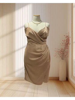 (PRE-LOVED) ราตรีสั้นสีโอวัลติน สายเดี่ยวระบายปกป้าย ผ้าเครปซาติน ไซส์ 2XL