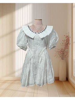 (PRE-LOVED) เดรสสั้นสีขาว ผ้าปักเลื่อม มีปก แต่งเพชรสีม่วง ไซส์ M