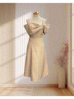 ราตรีสั้นสีครีมทอง ผ้าหนา สายเดี่ยว แต่งปิดแขนทรงโบว์ ไซส์ M