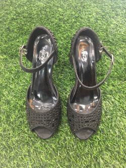 รองเท้าสีดำ 37