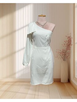 (PRE-LOVED) ราตรีสั้นสีขาวบ่าเฉียงไหล่โบว์ผ่าแขน (L)