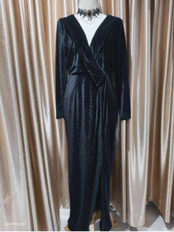 (PRE-LOVED) ชุดราตรียาวสีดำเเขนยาวผ้ากำมะหยี่ Size : L มือ2