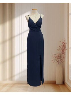 (PRE-LOVED) ราตรียาวสีกรม สายเดี่ยว คอวีผ้าซาติน ไซส์ M