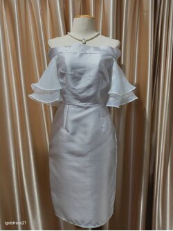 (PRE-LOVED) ชุดราตรีสั้นสีเทาเปิดไหล่เเขนเเต่งระบาย (Size : S)