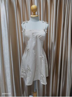 เดรสผูกแขนแต่งโบว์ สีครีมเข็ม F