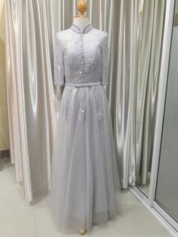 (PRE-LOVED) ชุดราตรียาวมีแขนคอจีนอกปักลูกไม้กระโปรงผ้ามุ้ง(ฟรีไซส์)