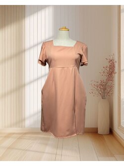 (PRE-LOVED) เดรสสั้นออกงานแขนสั้นบาร์บี้อกเรียบแขนจีบสีน้ำตาล 3XL