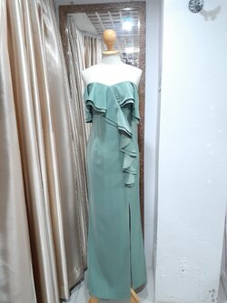 (PRE-LOVED) ชุดราตรียาวสรเขียวปาดไหล่แต่งระบาย (S) มือ2