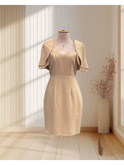 (PRE-LOVED) ราตรีสั้นสีครีม ผ้าโคโค่แขน2ชั้นระบายย้วยเรียบ ไซส์ L