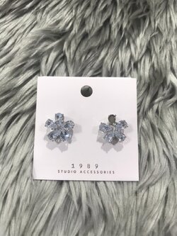 ต่างหูดอกไม้เพชร