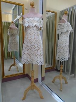 เดรสลูกไม้ทั้งตัวปาดไหล่ฉลุสั้นสีขาว(M) มือ2