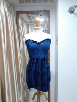 ชุดราตรีสั้นสีกรมกำมะหยี่ เกาะอกแต่งลูกไม้