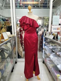 ราตรียาวสีแดงไหล่เฉียงขวาระบายผ้าเงา(S)