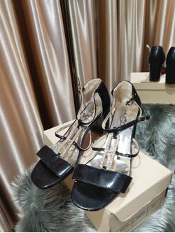 รองเท้าสีดำ 38