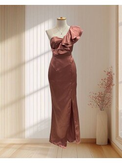 ราตรียาวสีชมพูกะปิ ผ้าเงา บ่าเฉียงแต่งระบาย ไซส์ M