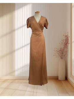 (PRE-LOVED) ราตรียาวสีน้ำตาล มีแขนผ้าซาติน กระโปรงผ่าหน้า ไซส์ 2XL