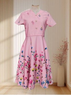 ราตรีสั้นสีชมพู แขนสั้น พิมพ์ลายดอกไม้ แต่งกระดุมด้านหน้า ไซส์ XS