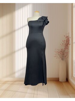 (PRE-LOVED) ราตรียาวสีดำ บ่าเฉียงระบาย ผ้ายืด ไซส์ 2XL